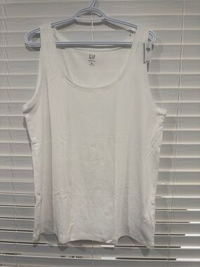 GAP Women’s White Scoop Tank Top